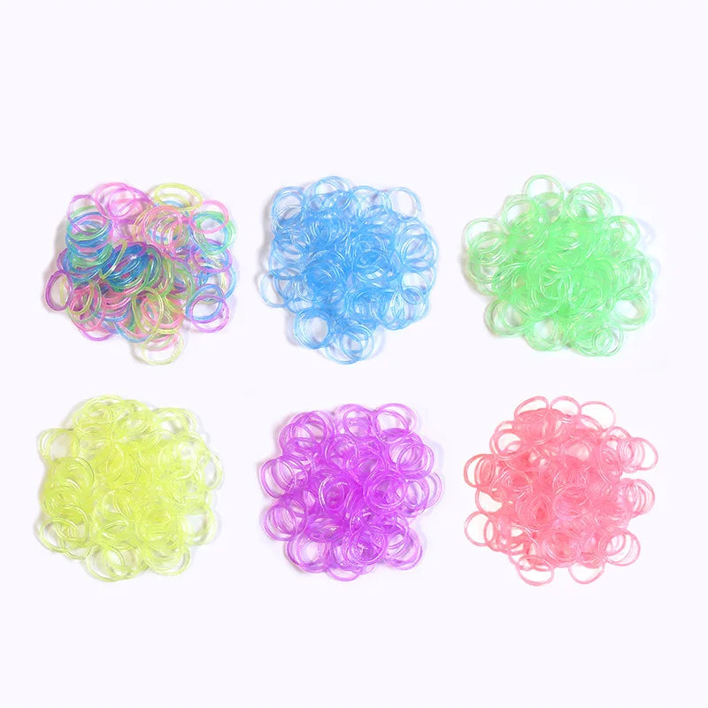 Ein Set farbenfroher Gummigarnarmanschetten in verschiedenen Schattierungen, darunter rosa, blau, grün und gelb.