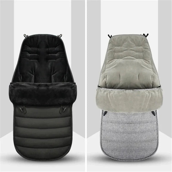 Ein Paar kuschelige Kinderwagen-Schlafsäcke für den Winter in Schwarz und Grau.