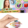 Une main tient un cube jouet iridescent et coloré, montrant sa surface réfléchissante.