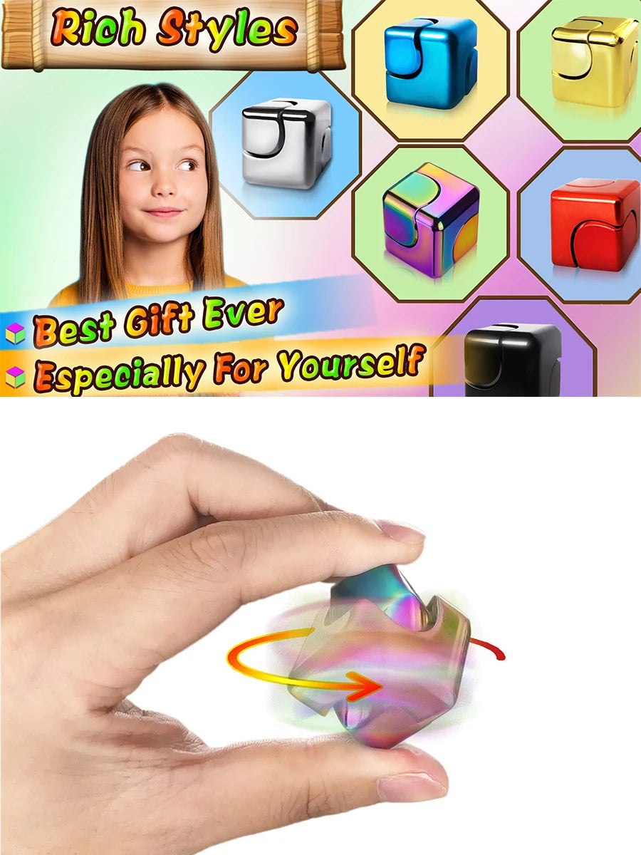Une main tient un cube jouet iridescent et coloré, montrant sa surface réfléchissante.