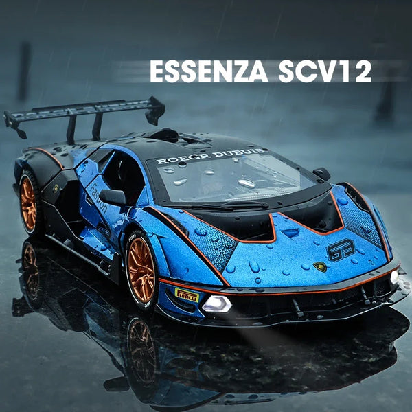 En blå Lamborghini Essenza SCV12 diecast-modelbil set i lav vinkel på våd overflade.