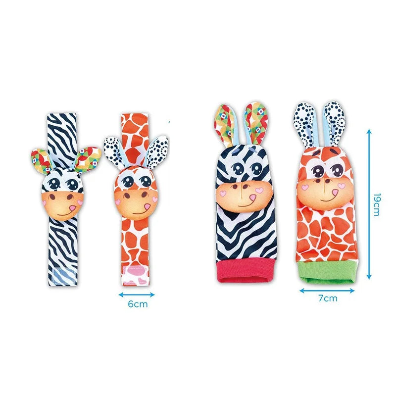 Un ensemble de chaussettes-maracas sensorielles avec des motifs d'animaux comme zèbre, girafe et léopard pour nourrissons.