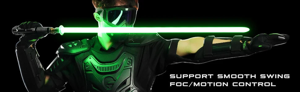 Une personne brandit une épée laser verte lumineuse avec une lame brillante, démontrant un mouvement fluide et un contrôle de