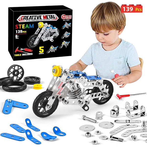Un niño ensambla un kit de construcción de motocicleta metálica con varias piezas y herramientas.