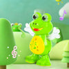 Un jouet de grenouille électrique verte brillante avec de grands yeux et des mains blanches, posé sur une surface vert clair.