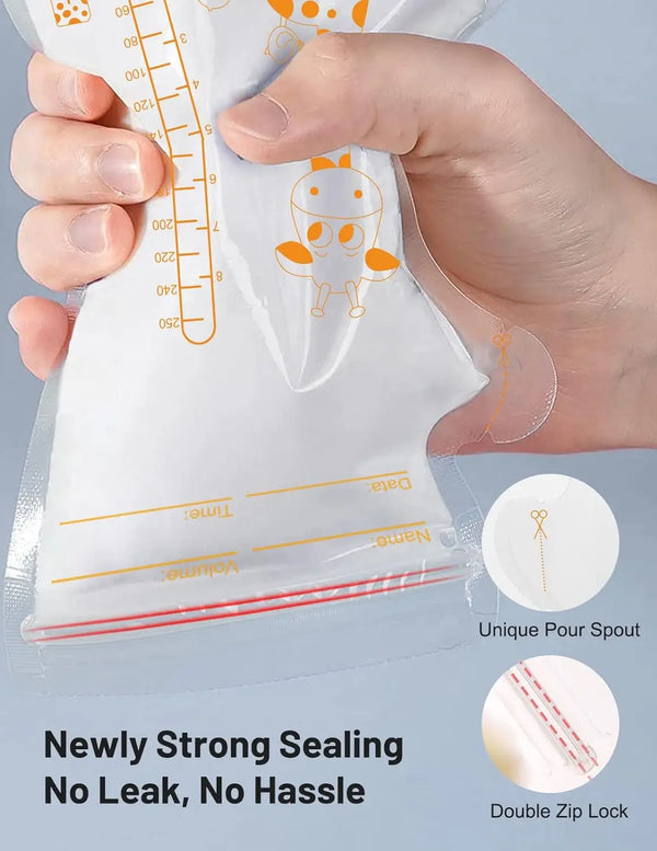 Une main tient un sac de stockage de lait maternel en silicone transparent, démontrant sa fonction d'étanchéité.