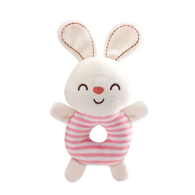Un jouet lapin blanc doux avec des vêtements rayés roses et de longues oreilles.