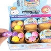 Eine Box mit bunten Fidget-Dumpling-Spielzeugen in verschiedenen Gelb-, Pink- und Violetttönen.