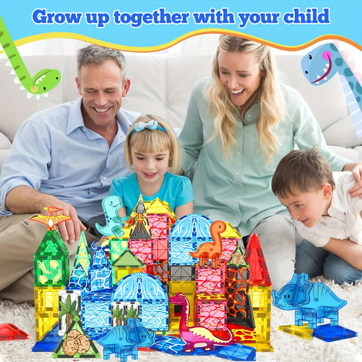 Eine Familie spielt mit farbenfrohen Dinosaurier-Vulkan-Magnetbausteinen auf einem weißen Sofa.