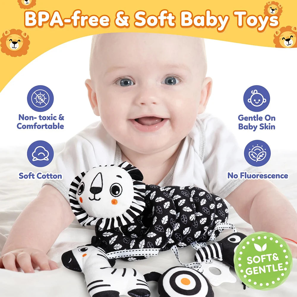 Un bébé tient un set de jouets doux incluant un lion et d'autres animaux, mettant en avant les caractéristiques sans BPA et d