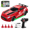 Modèle de voiture de course de dérapage rouge 1:64 avec accents noirs et un outil noir.
