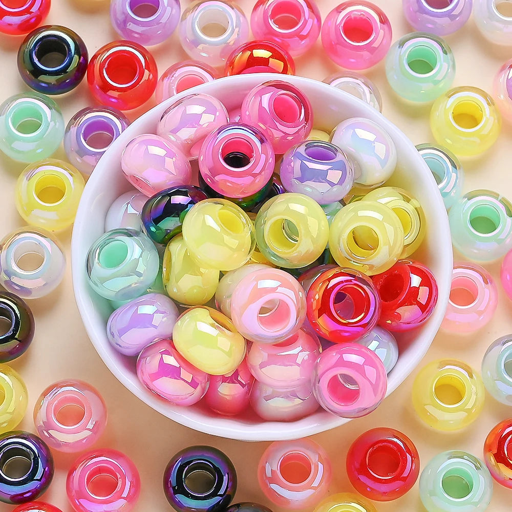 Collection de perles séparatrices en acrylique facettées colorées, roses, violettes, jaunes et vertes.