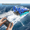 Une main pilote un bateau RC électrique bleu avec des hélices dans l'eau, démontrant 50 mètres de télécommande.