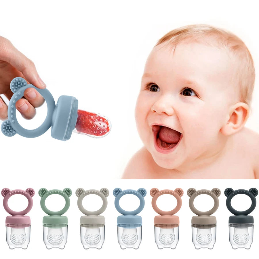Set aus Silikon-Fruchtfutterern und Kuscheltieren für Babys in verschiedenen Farben und Formen.