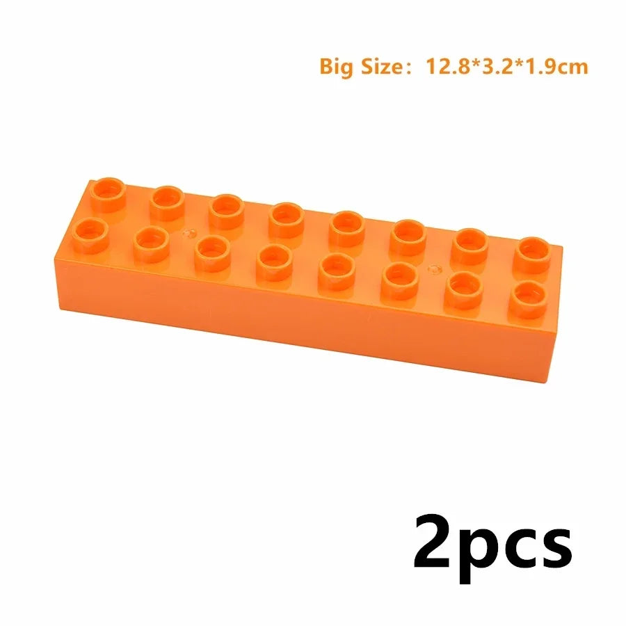 Un bloc rectangulaire de construction orange avec des protubérances, montrant une grande taille et 2 pièces.