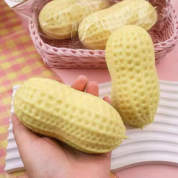 Une main tient un outil anti-stress jaune squishy à côté d'un panier d'articles similaires.