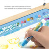 Una mano usa un cepillo de agua transparente para dibujar patrones coloridos en una alfombrilla Magic Water Canvas para niños