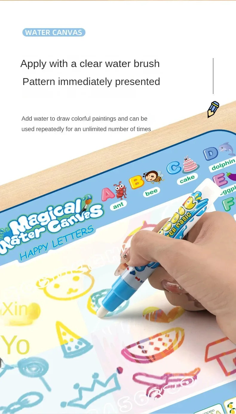 Una mano usa un cepillo de agua transparente para dibujar patrones coloridos en una alfombrilla Magic Water Canvas para niños
