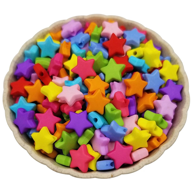 Un bol rempli de perles en forme d'étoiles acryliques de 9mm colorées pour la création.