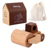 Une boîte en carton marron étiquetée kienvy et un mini rouleau de chantier en bois.