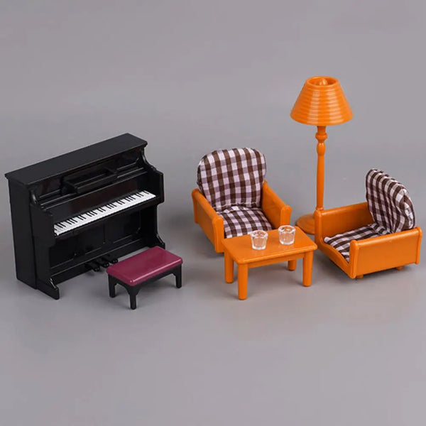 Miniature møbelsæt i 1:12 skala med orange lampe, træbord og to polstrede lænestole.