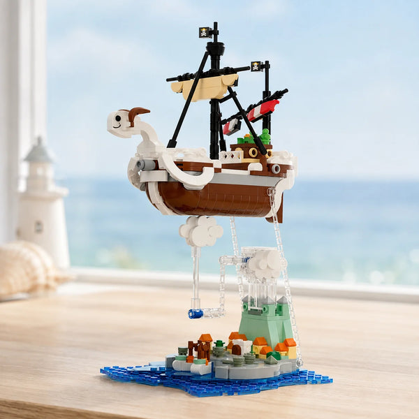 Detaljeret piratskibsmodel bygget af LEGO-klodser med træskrog og master på blå base.
