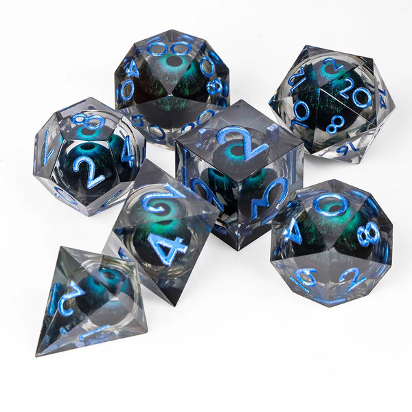 Ein Set aus sieben harzigen Polyederwürfeln mit leuchtend blauen Zahlen, verstreut auf einer weißen Oberfläche.