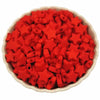 Une pile de perles en acrylique rouges brillantes en forme d'étoile pour la création.