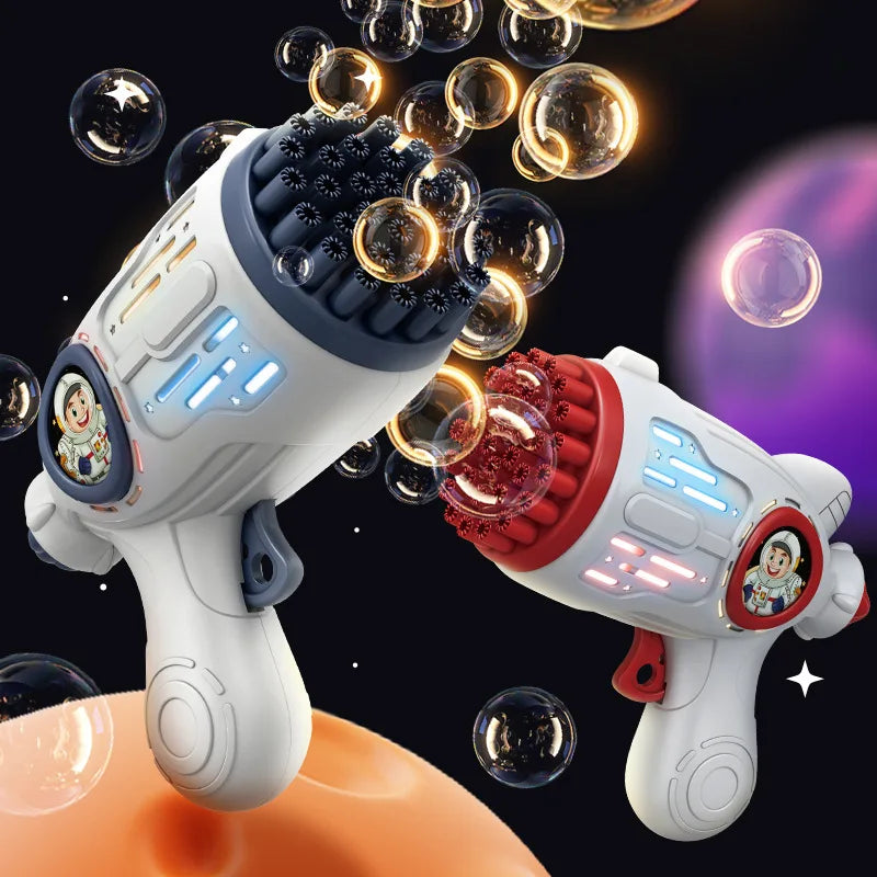 Une pistolet à bulles avec un thème astronaute blanc souffle des bulles sur un fond sombre.
