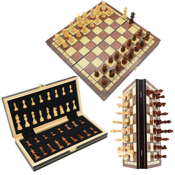 Ett trä magnetiskt 3-i-1 schack, dam och backgammon set på ett schackbräde.