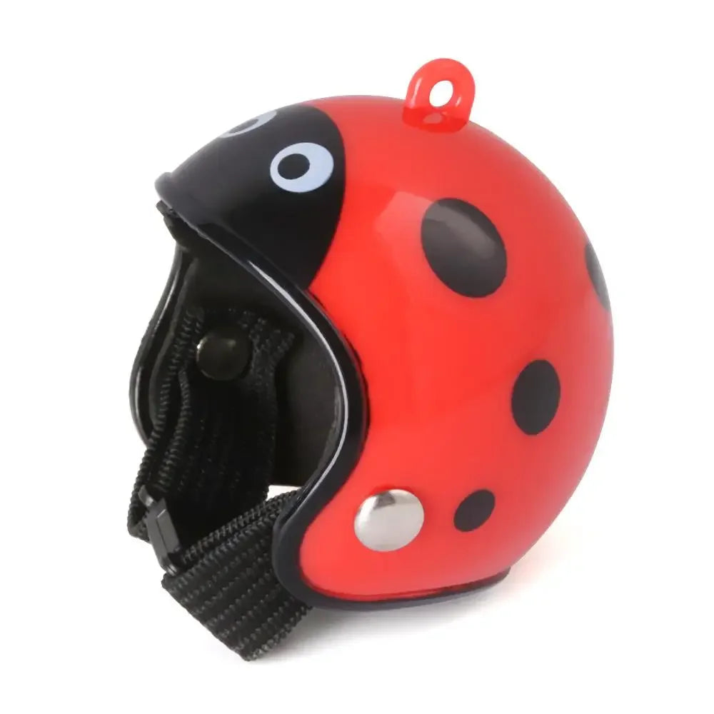Protector de cabeza rojo y negro con temática de mariquita para aves de corral.