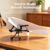 Ein weißes Papierflugzeug mit Elektromotor und Steuermechanismus auf einem Holztable