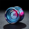 Gros plan d'un yo-yo en aluminium haute performance bleu et rose avec finition métallique.