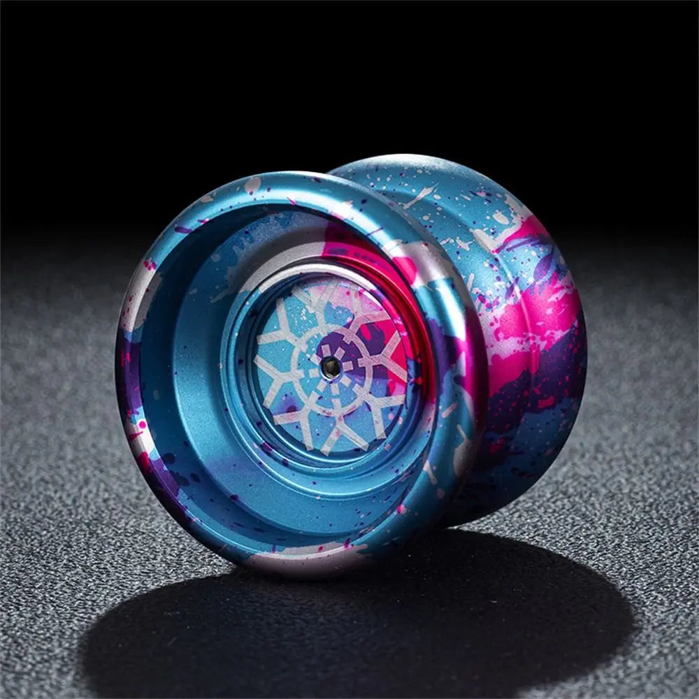 Gros plan d'un yo-yo en aluminium haute performance bleu et rose avec finition métallique.