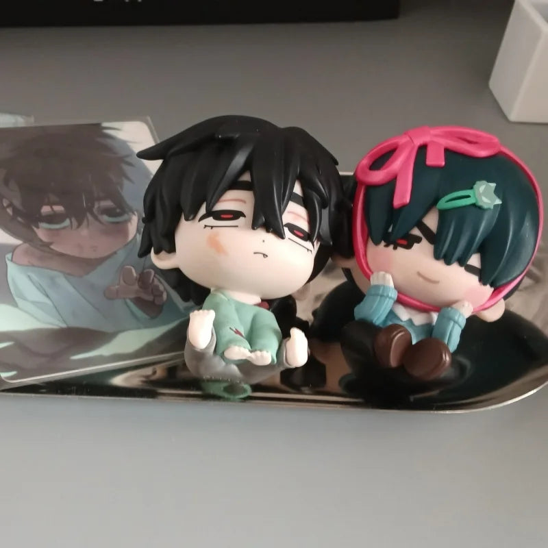 A blind box figure of a character with black hair and pink accents is displayed on a silver tray.