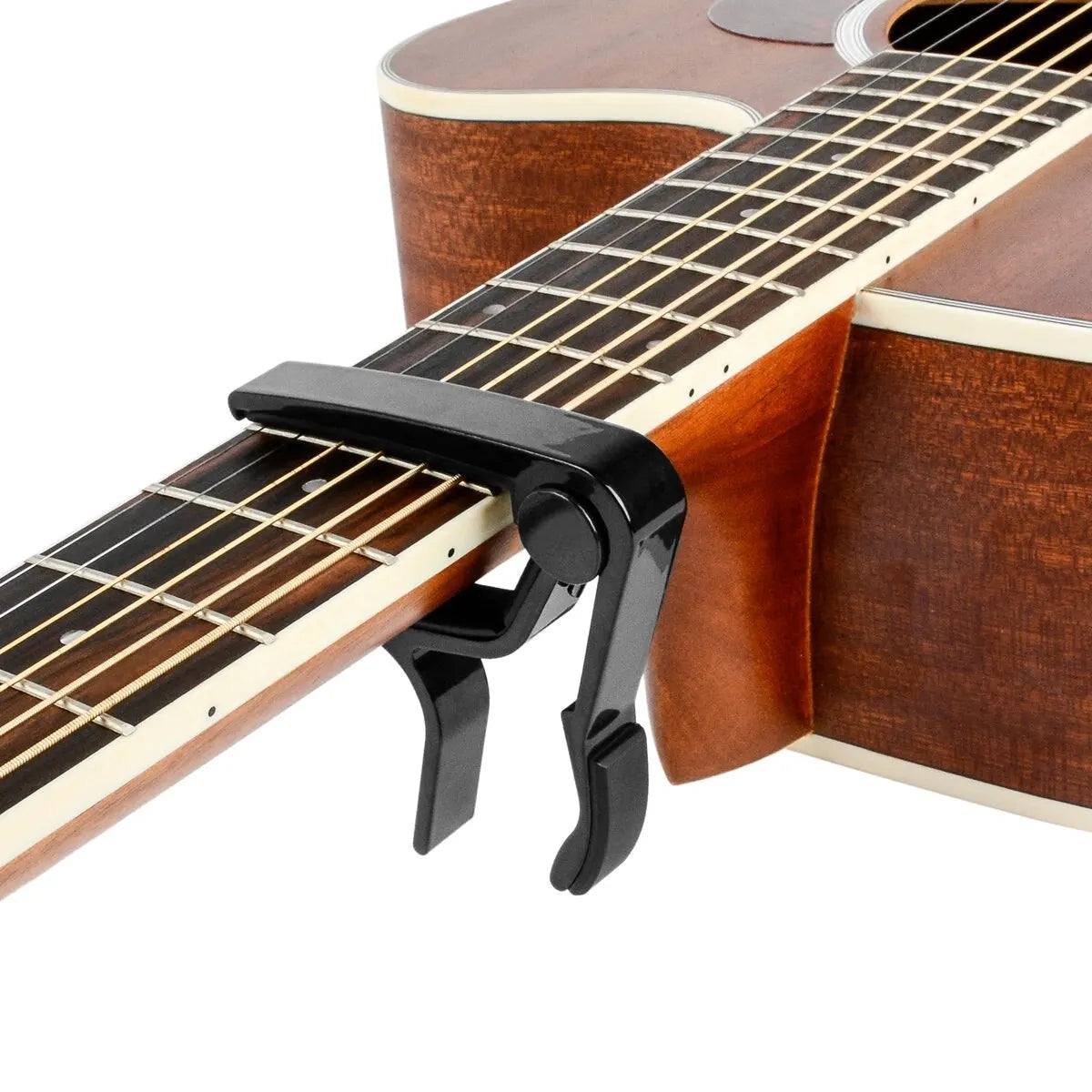 Vue rapprochée d'un accordeur de guitare réglable fixé sur le manche d'une guitare acoustique.