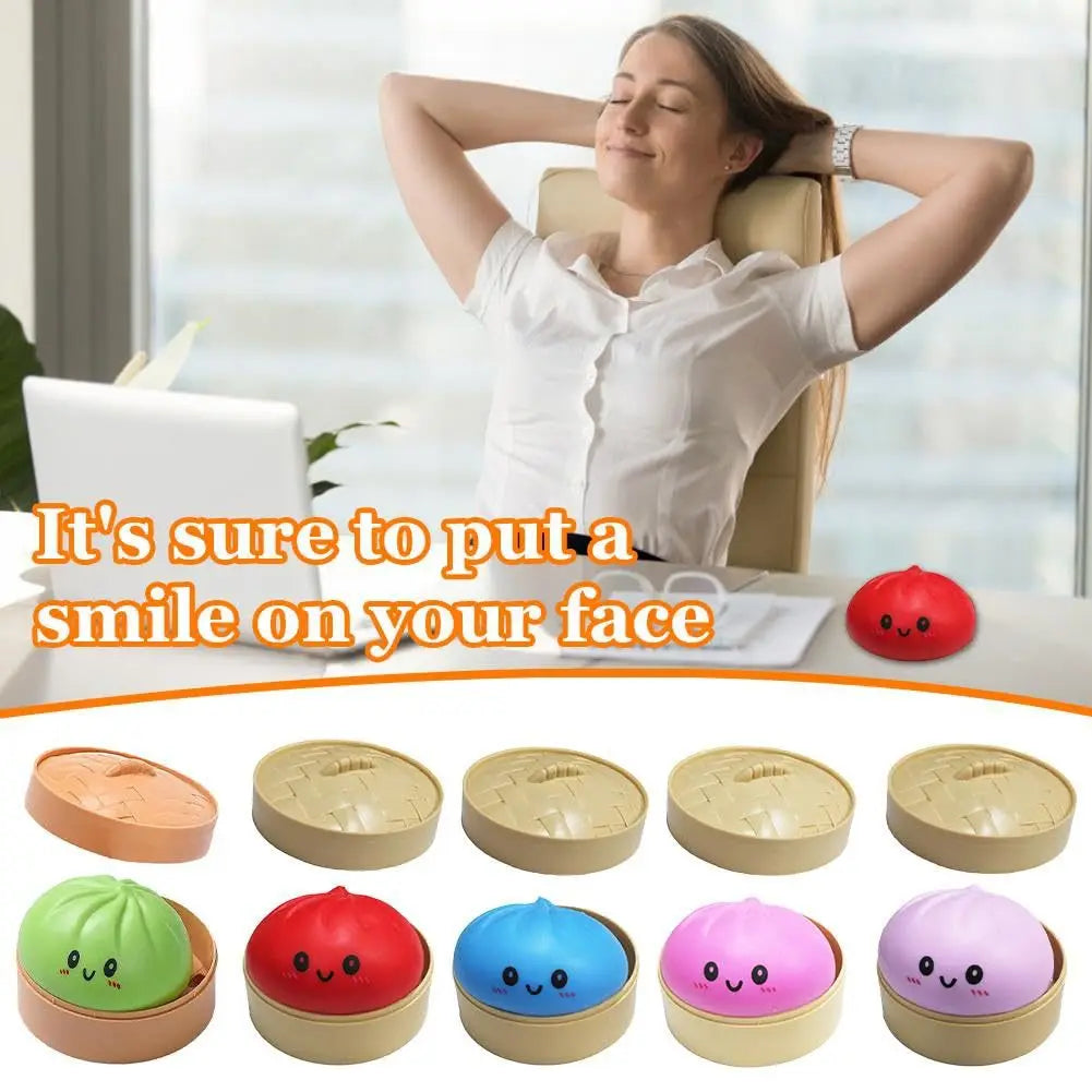 Eine Auswahl bunter glitzernder Dumpling-Squishy-Stressball-Spielzeuge auf einer weißen Oberfläche.
