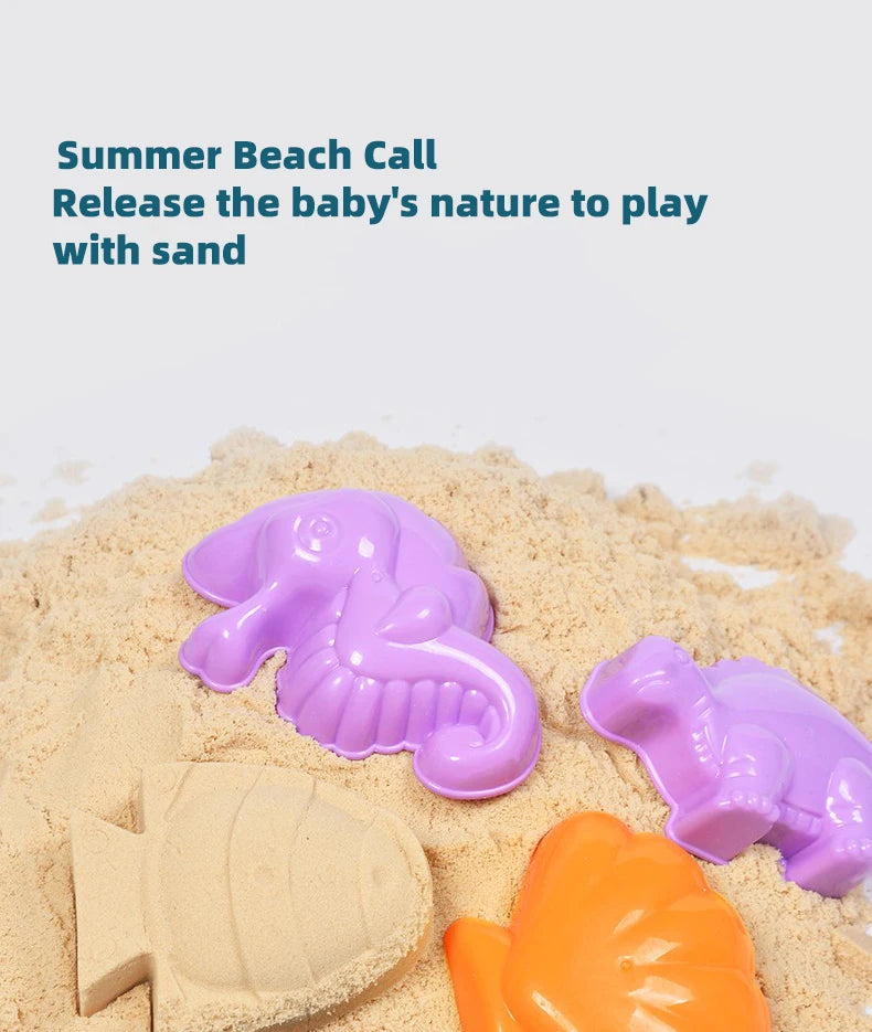 Lila Silikon-Meerwesen-Spielzeug und ein orange Meerwesen-Spielzeug liegen in einem Sandhaufen.