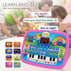 Une tablette éducative interactive rose avec des clés, des notes de musique et des lettres est utilisée par des enfants.