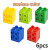 Un jeu de six blocs de construction colorés aléatoires, jaunes, verts et rouges, pour jouets éducatifs pour enfants.