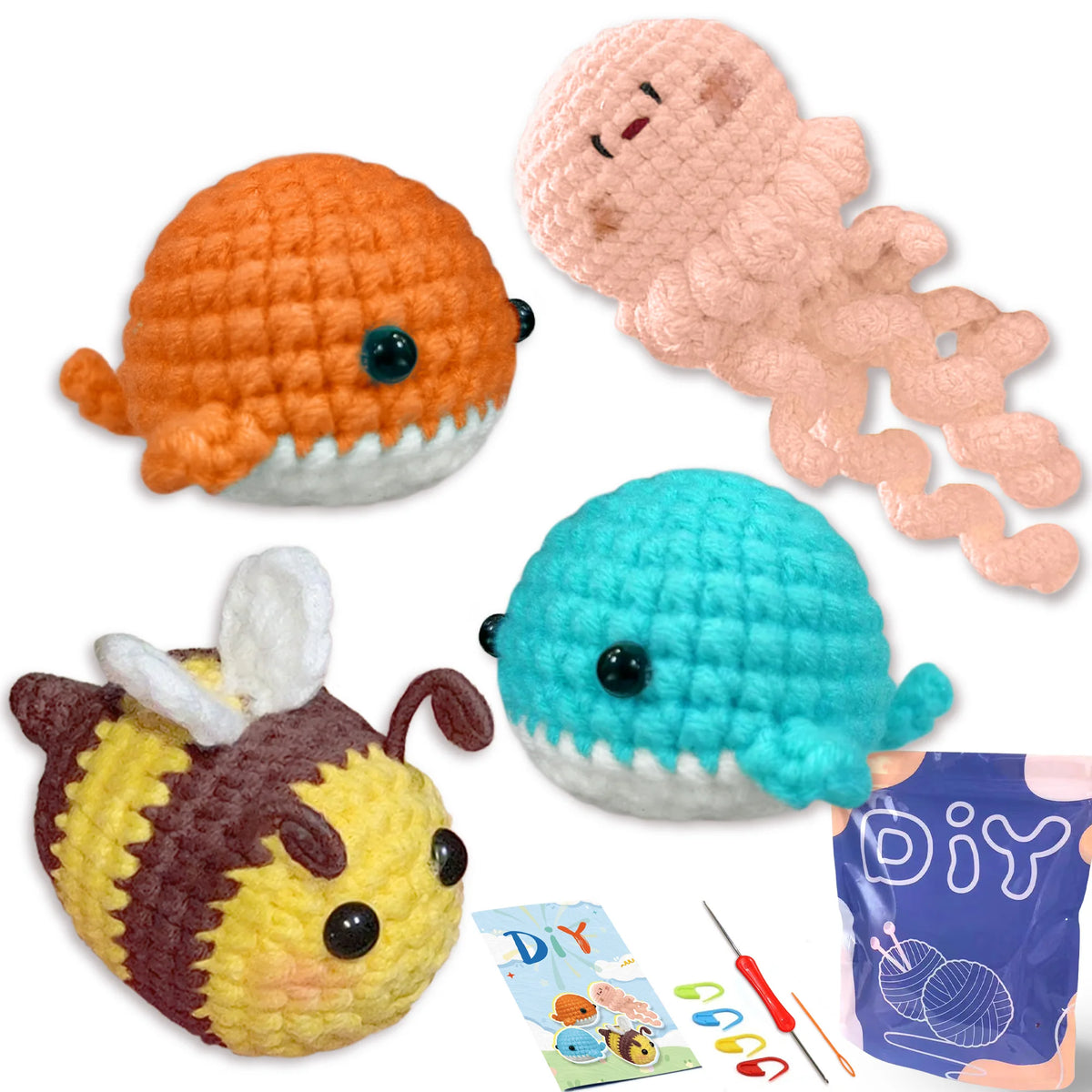 Kit de crochet pour débutant avec trois animaux amigurumi : un poisson orange, une pieuvre rose et une créature marine bleue.