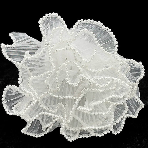 Weiße, durchsichtige Organza-Schleife mit zarter Perlenborte für Geschenkverpackung und Partydekoration