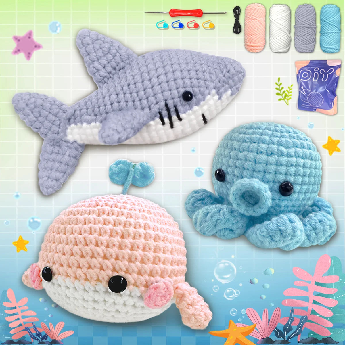 Collection d'animaux tricotés, dont un requin gris, un éléphant bleu et une créature marine rose et blanche.