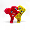 Une mignonne peluche en carton avec des parties rouges et jaunes et des yeux bleus.
