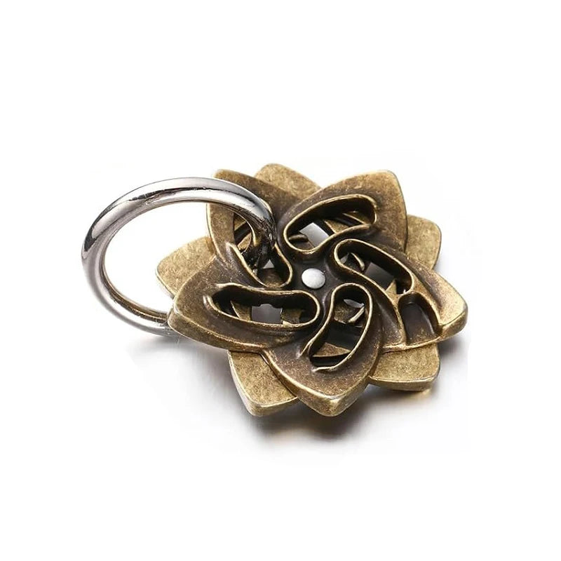 Messing-Gehirn-Rätsel mit Blumenmotiv und silbernem Ring zum Aufhängen.
