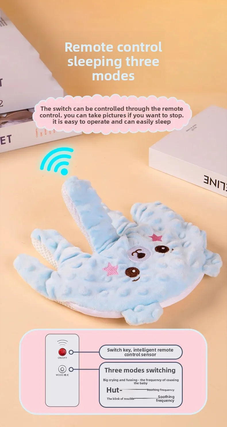 Jouet massseur pour bébé bleu clair apaisant avec motif licorne sur fond blanc.