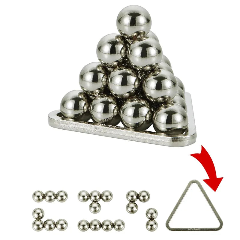 Eine Ansammlung silberner Metallkugeln und ein Drahtpuzzle werden auf einem Tablett präsentiert.