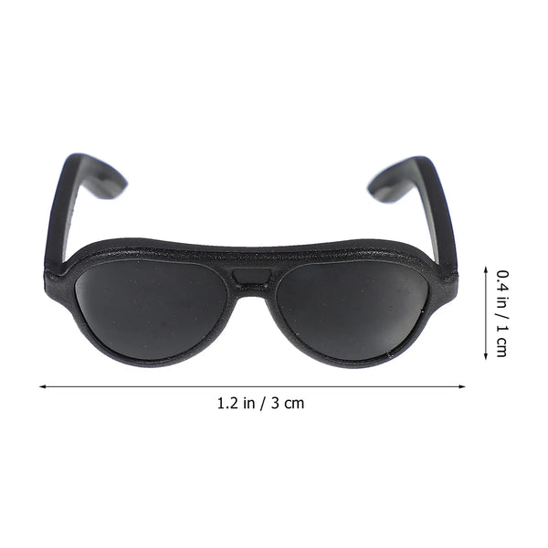 Une paire de lunettes miniatures noires avec des montures et des verres noirs.