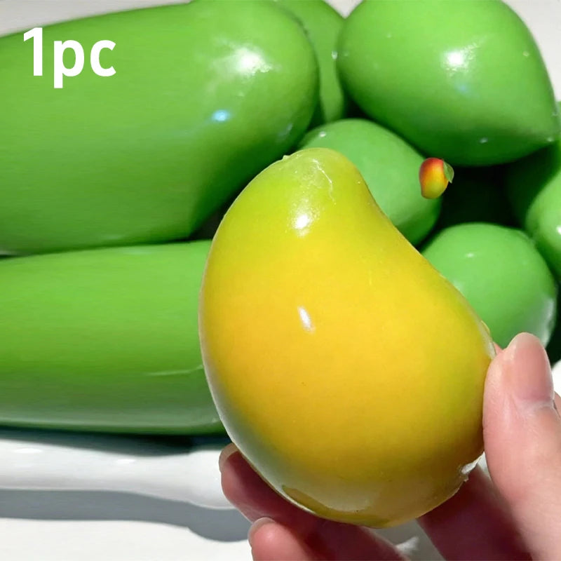 Un jouet anti-stress squishy jaune vif tenu dans la main d'une personne, sur un fond vert flou.
