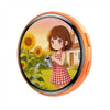 Illustration de style anime d'une fille arrosant des tournesols avec un arrosoir en métal.